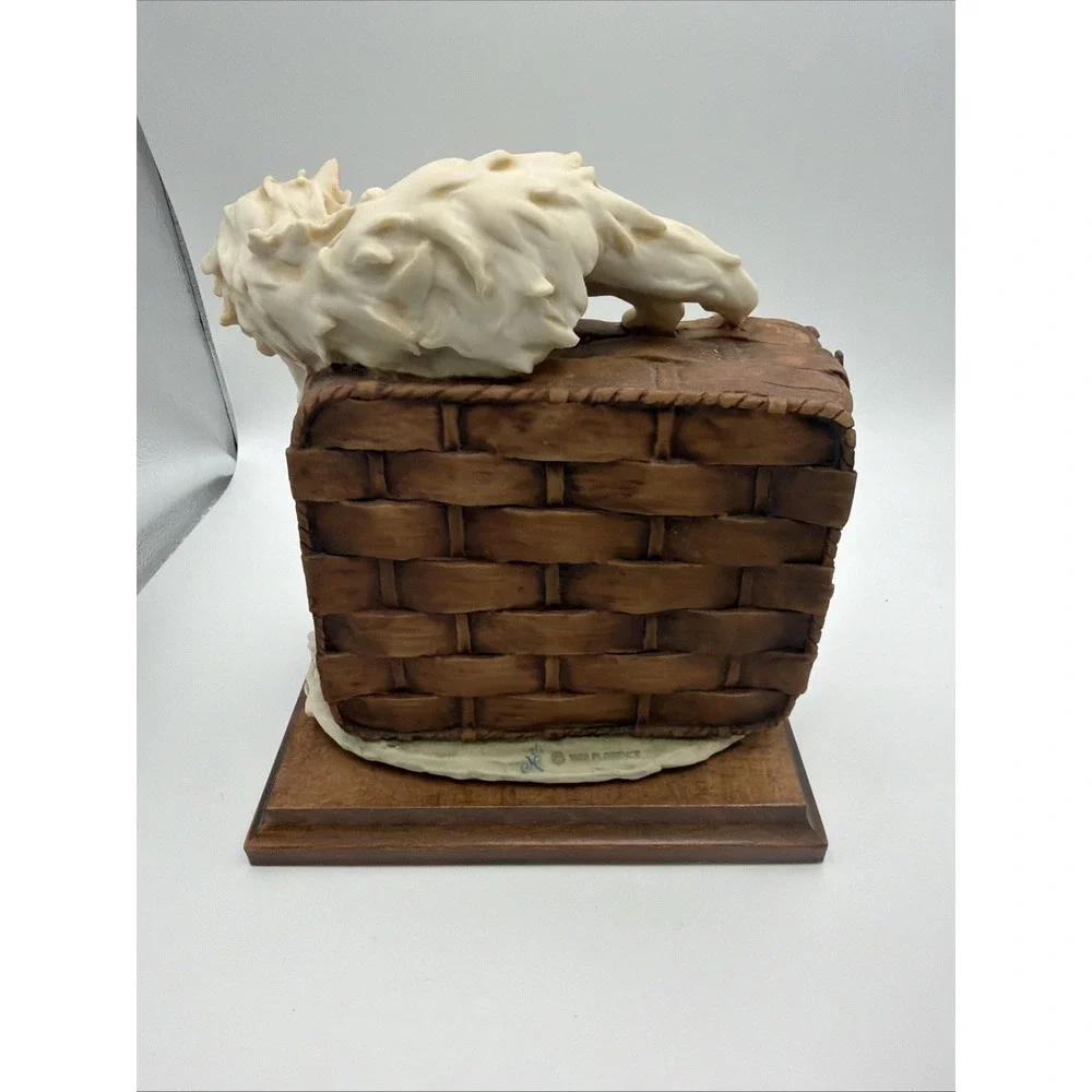 Vtg G Armani Fine Porcelain Figurine Wicker Basket w/ 2 Playful Cats Italy 1982